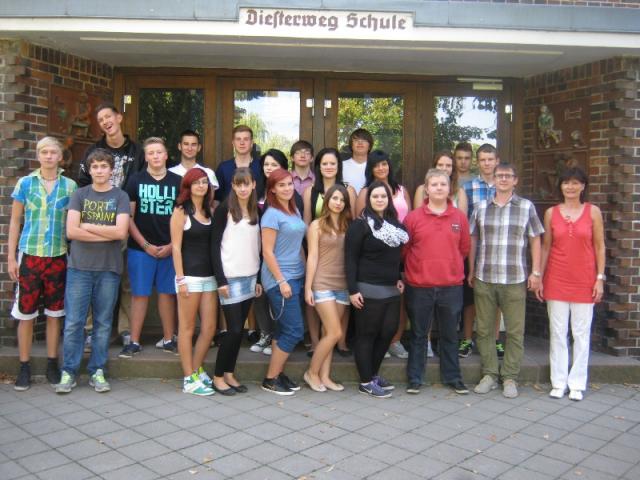 vordere Reihe v.l.: Rocky Dyballa, Tobias Weiser, Laura Schmidt, Jenny Schmidt, Laura Keil, Milena M&uuml;ller, Saskia Berndt, Fabian Klinder, Herr Mai, Frau Heine hintere Reihe v.l.: Sinaid Druzanovic, Sebastian Scholz, Justin Bernhardt, Jonas Wegner, Anne Ritter, Lucas Seiler, Michelle J&auml;nsch, Christian Langbrandner, Marie Luise Uebe, Maria Haase, Fezan Ali Fritsch, Max Apel