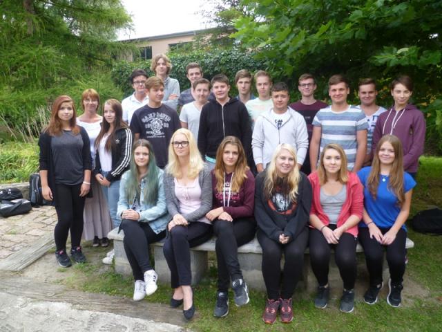 vordere Reihe v. l.: Beatrice Fehse, Sarah Kr&uuml;ger, Julie Lange, Rebecca Walter, Celine Hauschild, Emy Pirl mittlere Reihe v. l.: Leonie Lange, Jessica Schumann, Tom Wilke, Tim Papproth, Ivan Tschgurow, Jeremy Grothe, Martin M&uuml;hring, Ben Blume, Niclas Grothe hintere Reihe v. l.: Fr. Kratzenberg, Fr. Kaufhold, Laurenz G&uuml;nzel, Max Schneider, Erik Ackermann, Marvin Spanka, Gabriel Jakob Ristok