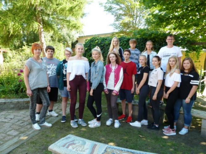 vordere Reihe v.l: Frau Meinhardt, ???, Pauline L&ouml;ffler, Celine Sellschopf, Jasmin Kr&auml;mer, Vivienne Schneider, Dominik Fleck, Sophie Eckstein, Anna Langhammer, Lisa Zuther, Anthonia P&auml;tzold  hintere Reihe v.l: Sophia K&uuml;hne, Kevin Hahn, Julia P&ouml;tzsch, Herr Mai