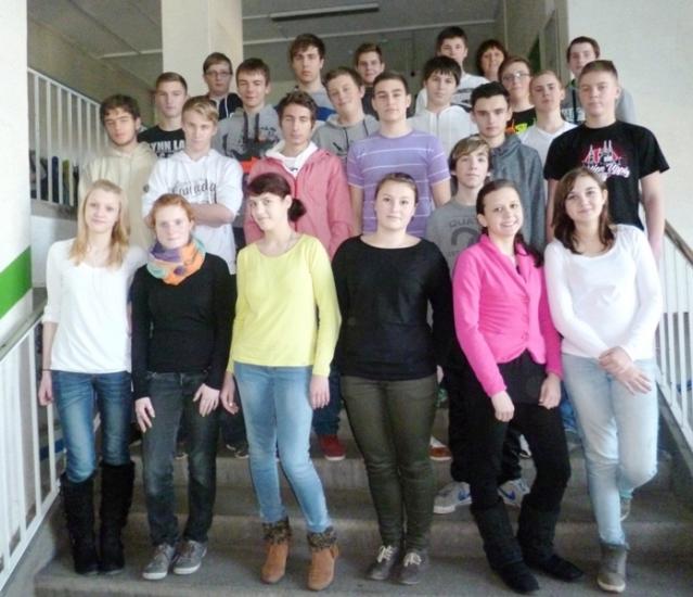 vordere Reihe v.l.: Lara Sch&auml;fer, Celine Vieweg, Miriam M&uuml;ller, Susanne Kipke, Maria-Elisabeth Joswig, Marie-Sophie Loebe 2. Reihe v.l.: Alfred Friedrich, Phillip Salzer, Dennis Riedel, Sebastian Bark, Eric Luckert, Tim Westenberger, Leon Willingshofer 3. Reihe v.l.: Marcus Cs&ouml;ke, Philipp Seidel, Leon Thiele, Alexander Lichtenfeld, Max Schneidewind, Morice Olbert,  hintere Reihe v.l.: Lucas Kreuz, Marc-Philipp Tirjan, Philipp Radschitzsky, Patrick Schubert, Frau B&ouml;hme, Lukas Schmidt